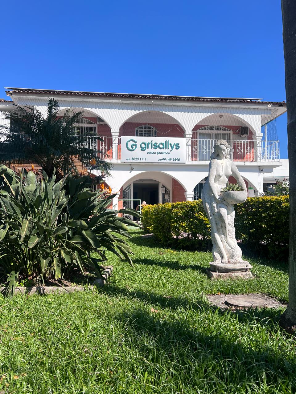 Fachada da Matriz Grisallys com estátua e jardim