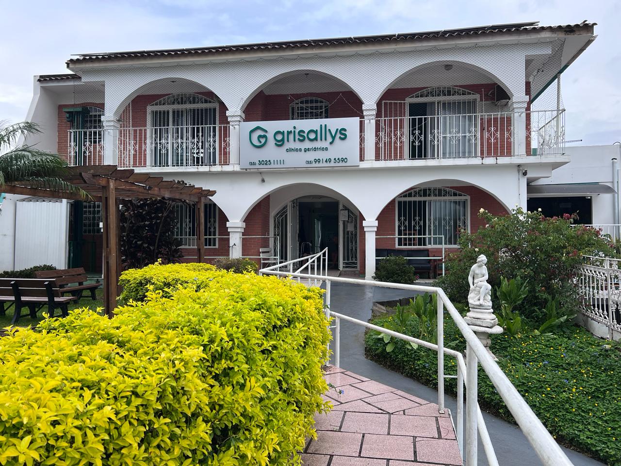 Fachada da Matriz Grisallys com placa de identificação