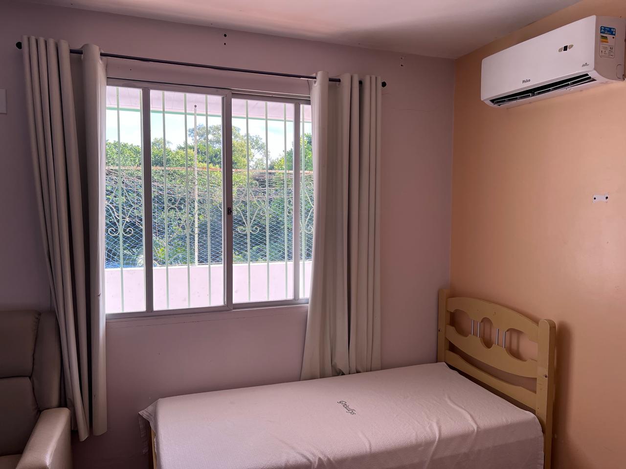 Quarto individual com ar-condicionado